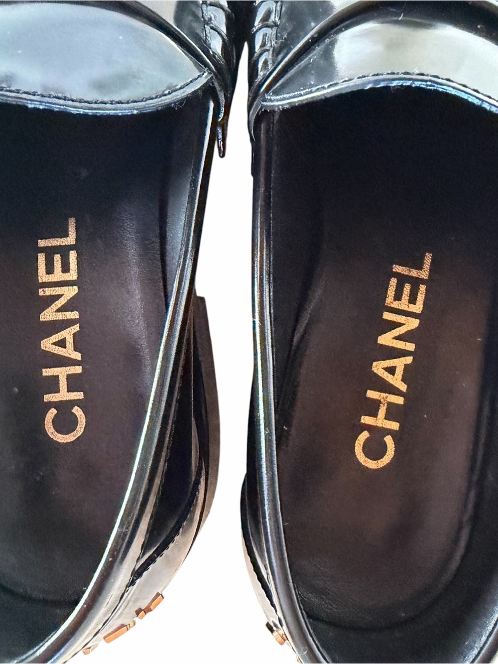CHANEL Black and White Branded Box with Camellia Detail - Picture 11 of 14